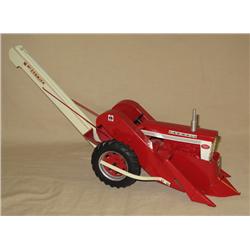 Custom IH 560 w/ 2-row Mounted Corn Picker