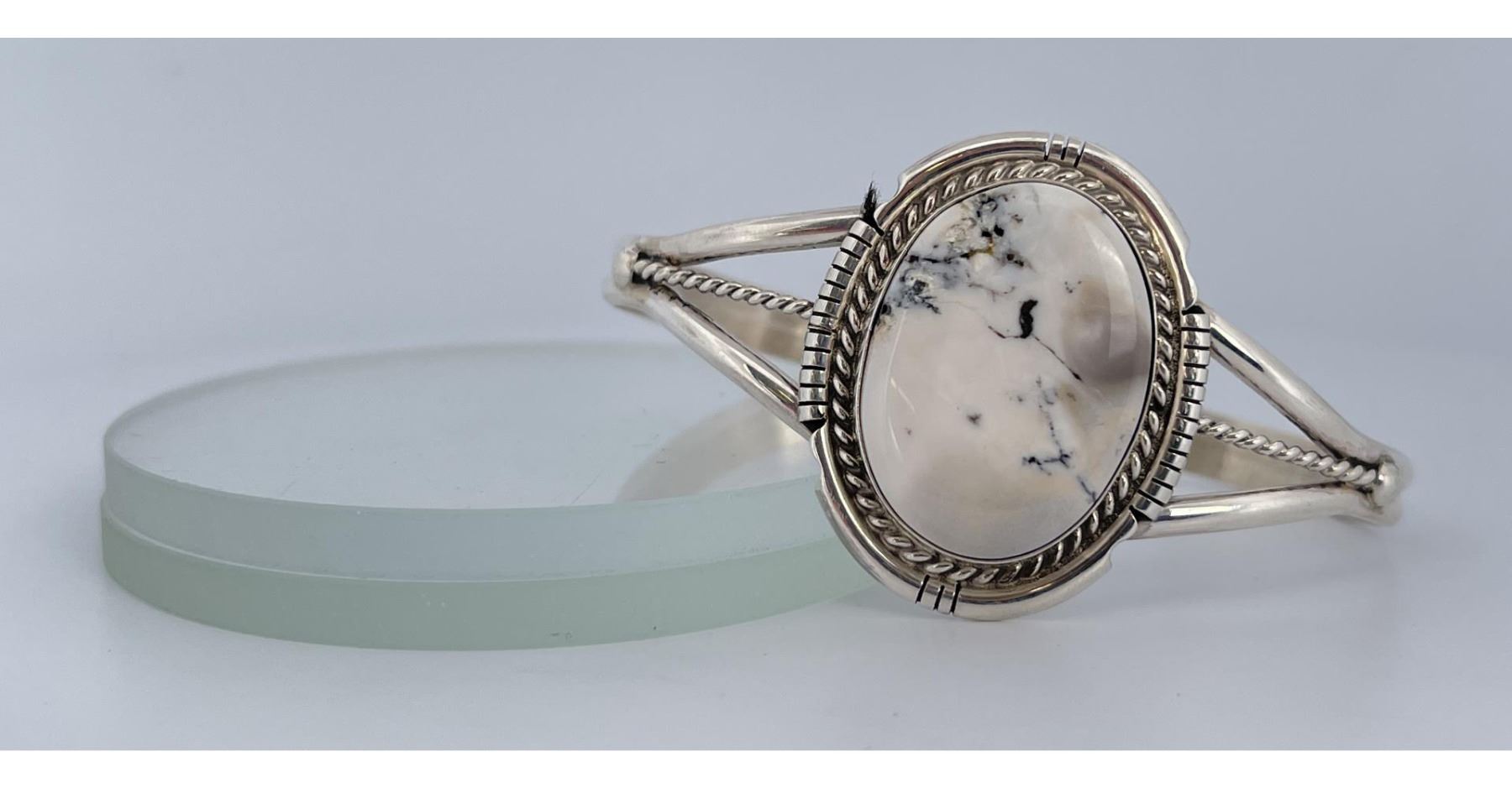 •WHITE BUFFALO• Navajo silver cuff bracelet (7.25