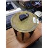Image 2 : SPANISH BRASS STAND AND VINTAGE SCALE