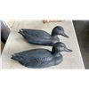 Image 2 : METAL GLOBE GARDEN DECOR AND 2 DUCK DECOYS