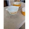 Image 2 : YELLOW AND WHITE 3 PIECE PYREX OVENWARE SET WITH 2 LIDS