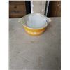 Image 8 : YELLOW AND WHITE 3 PIECE PYREX OVENWARE SET WITH 2 LIDS