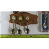 Image 3 : Souvenir  spoons on wooden Canada plague + 1 fruit spoon set, + 1 flower spoon set, + 5 spoons in a 