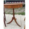 Image 12 : SIDE TABLE AND CHAIRS