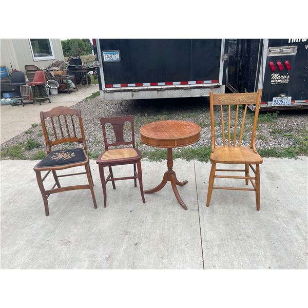 SIDE TABLE AND CHAIRS