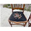 Image 6 : SIDE TABLE AND CHAIRS