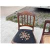 Image 7 : SIDE TABLE AND CHAIRS