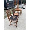 Image 8 : SIDE TABLE AND CHAIRS