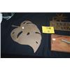 Image 2 : ASSORTED DECOR ITEMS & WOOD SHELF (6 PCS)