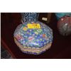 Image 2 : CHINESE POLYCHROME FLORAL PORCELAIN OCTAGONAL BOX (14")