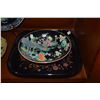 Image 2 : COLLECTION OF ASSORTED PORCELAIN PLATES & LACQUER TRAY (6 PCS)