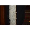 Image 5 : WHITE MARBLE PEDESTAL