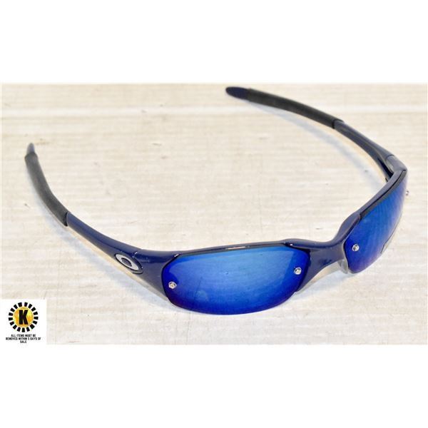 PAIR OF NAVY BLUE OAKLEY SUNGLASSES