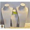 Image 1 : 2 LARGE AND 1 SMALL NECKLACE DISPLAY BUSTS