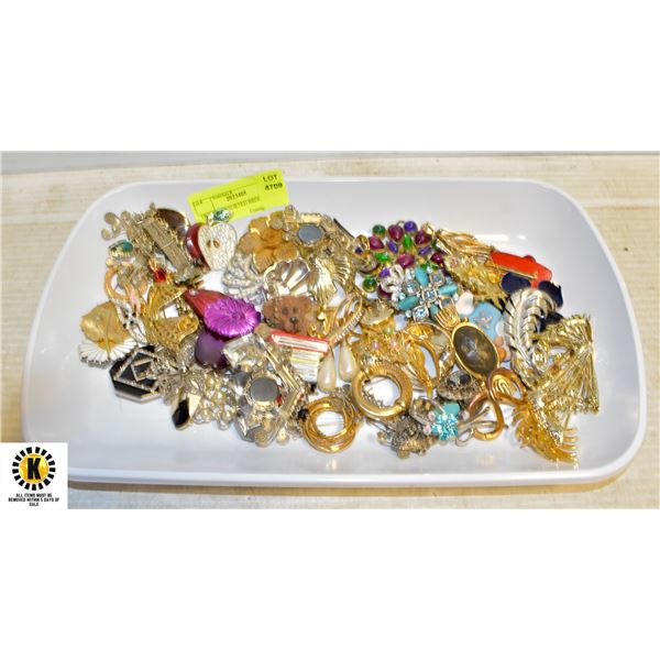 TRAY OF ASSORTED BROOCHES