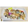Image 1 : TRAY OF ASSORTED BROOCHES