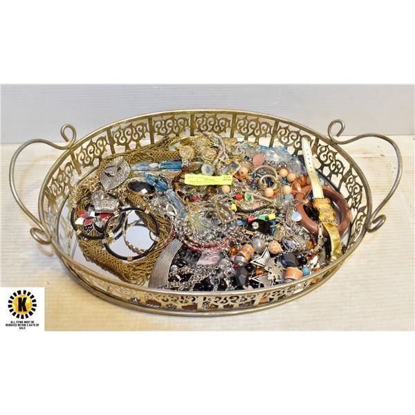 MIRRORED VANTIY TRAY WITH JEWELRY