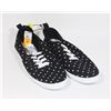 Image 1 : NEW SIZE 7 DOTTED HEART PATTERN CANVAS SHOE