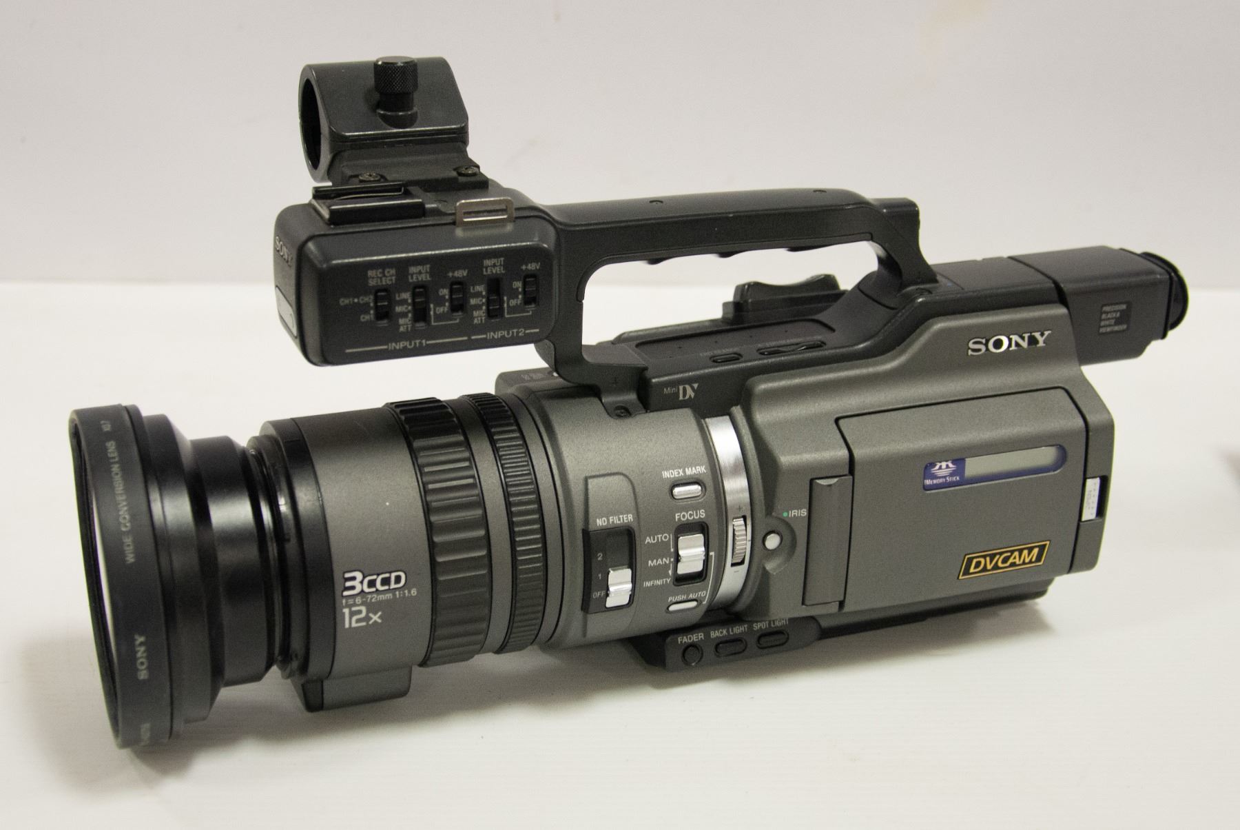 SONY DSR-PD150 DIGITAL CAMCORDER WITH EXTRA SONY