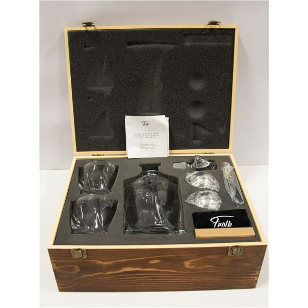 NEW FROLK WHISKY SET IN WOOD BOX