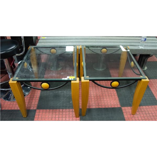 SET OF TWO END TABLES WITH GLASS TOP.