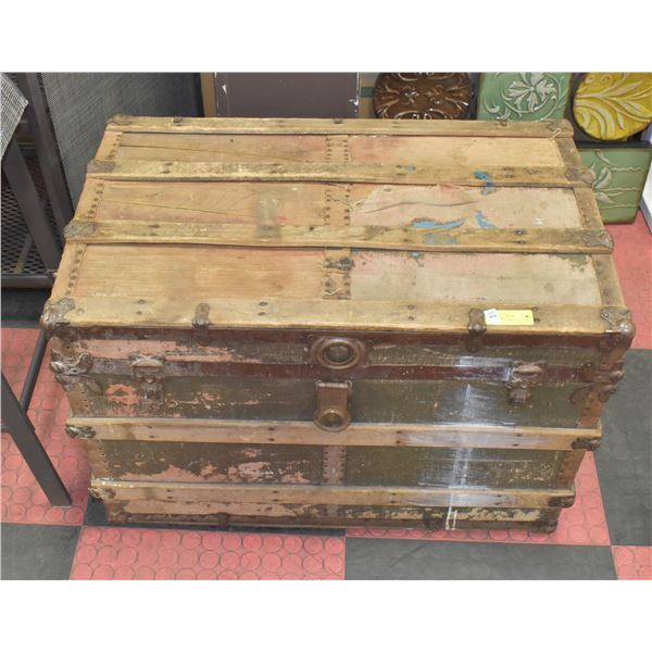 ANTIQUE STEAMER TRUNK LARGE
