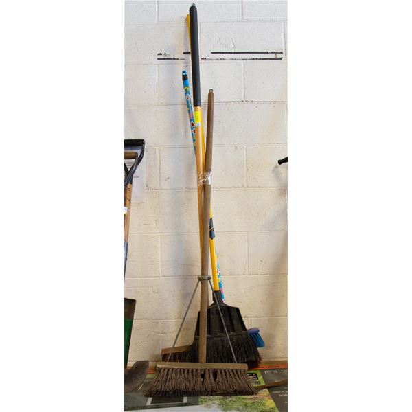 BUNDLE OF 4 BROOMS