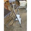 Image 3 : 2 FOLDING STOOLS AND 2 STEP LADDER