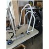 Image 2 : 2 MOTORCYCLE JACKS AND PARTS