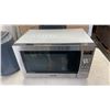 Image 2 : PANASONIC INVERTER 1100 WATT POWER GRILL MICROWAVE AND HAMILTON BEACH AIR FRYER