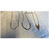 Image 8 : VINTAGE JEWLERY CASE WITH NECKLACE HANGER AND LOT OF JEWLERY CONTENTS