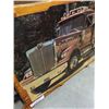 Image 2 : WHITE WESTERN STAR SEMI TRUCK ON WOOD LAQUERED