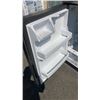Image 8 : GE STIANLESS REFRIGERATOR 28 INCH EXTERIOR WIDTH - TESTED WORKING