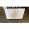 Image 2 : 4 PANEL ROOM DIVIDER AND WHITEBOARD WITH TRIPOD