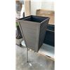 Image 2 : 2 PLASTIC PLANTERS