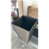 Image 3 : 2 PLASTIC PLANTERS
