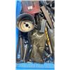 Image 8 : TRAY OF DRILL BITS, TAP AND DIES, HOLE SAWS