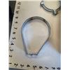 Image 2 : TRAY OF VARIOUS SIZED PIPE HANGERS