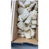 Image 8 : 5 TRAYS OF LIGHTBULBS AND 2 TRAYS OF ELECTRICAL CONNECTORS