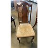 Image 2 : FRENCH PROVINCIAL DINING TABLE WITH 2 LEAVES AND 5 CHAIRS