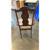 Image 8 : FRENCH PROVINCIAL DINING TABLE WITH 2 LEAVES AND 5 CHAIRS