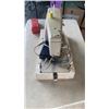 Image 8 : SINGER SEWING MACHINE WITH ATTACHMENT