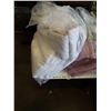 Image 2 : 3 BAGS OF TOWELS AND TOWEL SETS