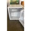 Image 2 : DIPLOMAT PERSONAL FRIDGE WORKING NO SHELF