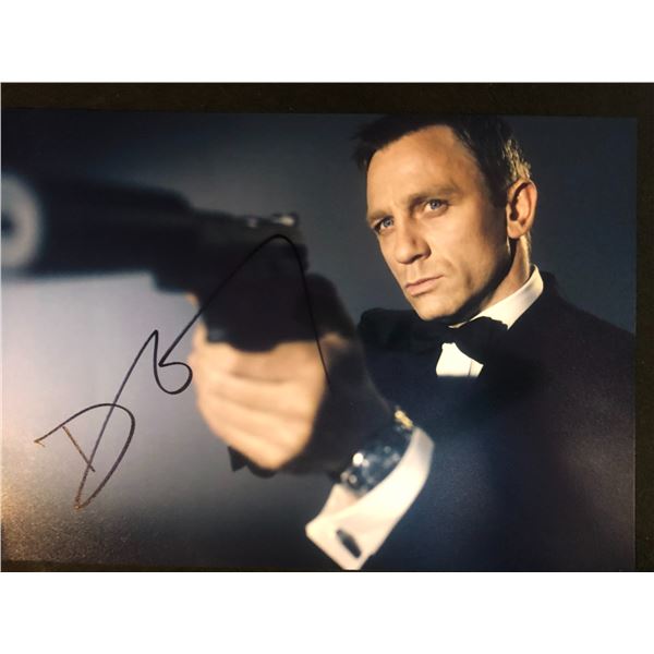 DANIEL CRAIG SIGNED 8X10 PHOTO (RA COA)