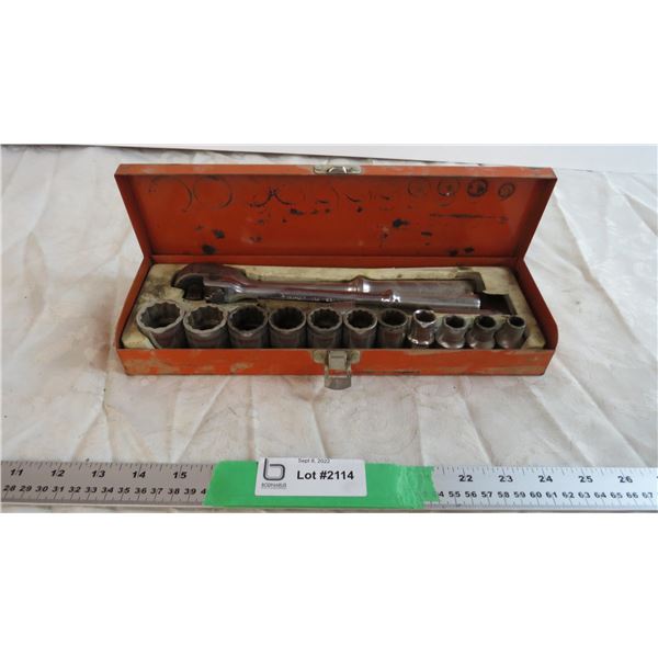 Socket wrench with socket set