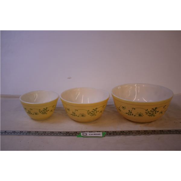 Set of 3 Pyrex Mixing Bowls