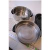 Image 7 : Crisper Pan, Roaster, Wok, Pot, and Cooling Racks