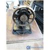 Image 12 : **Vintage Singer Cabinet Sewing Machine