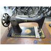 Image 13 : **Vintage Singer Cabinet Sewing Machine